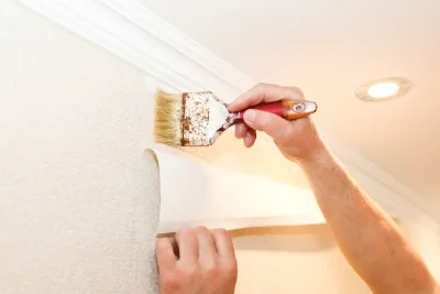 Pose de papier peint au Tronchet — revêtements muraux et toiles de verre